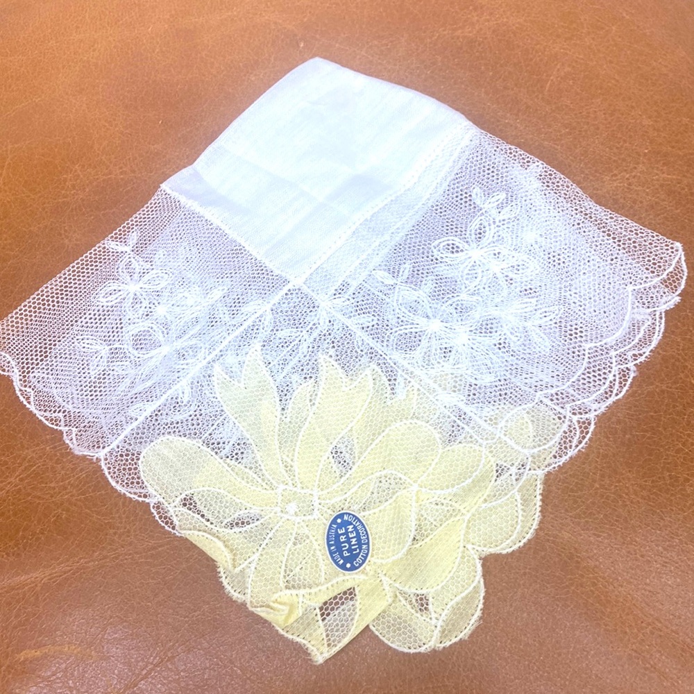 1940s gorgeous White and Yellow Lace Handkerchief pure linen